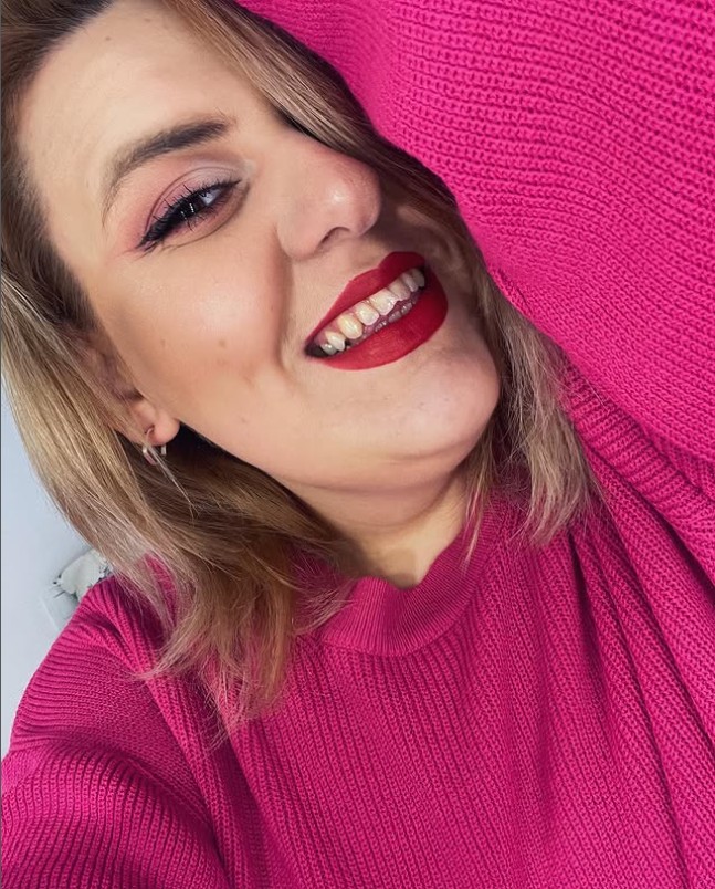 Every medium has its own language.
Every face tells a story.
The role of makeup is to support both.
Despina Ziliaskopoulou brings artistic sensitivity, technical precision and professional consistency to every production — from television and cinema to digital media and stage performances.